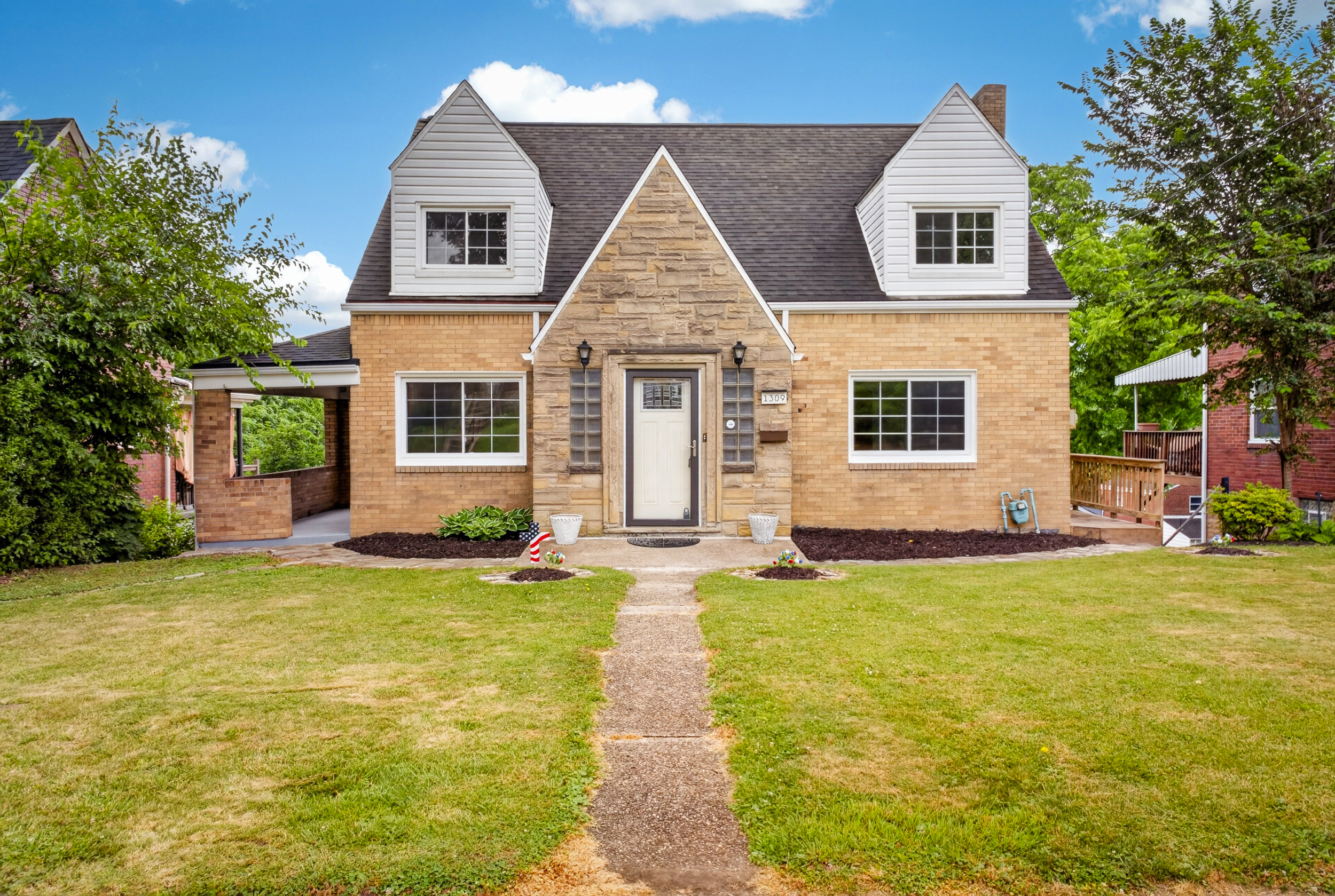 6 bedroom Pittsburgh home for sale with two kitchens, double lot, and oversized garage near downtown Pittsburgh